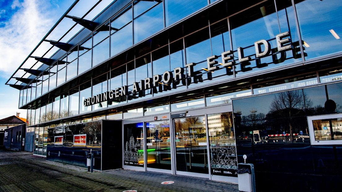 De hoofdingang van vliegveld Groningen Airport Eelde