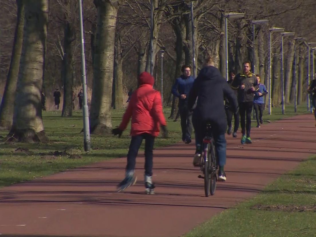 Mensen in het Kralingse Bos in maart 2020