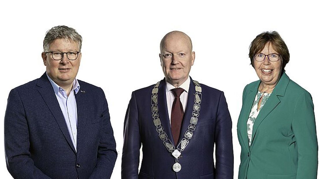 Burgemeester Ruud van Bennekom tussen wethouders Rensen (l.) en Dekker.