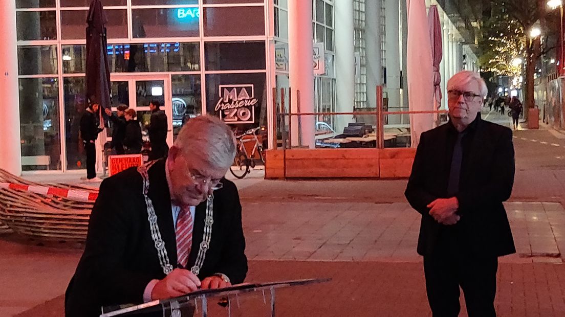 Burgemeester Van Zanen tekent een manifest dat overheden oproept straatintimidatie aan te pakken | Foto Omroep West