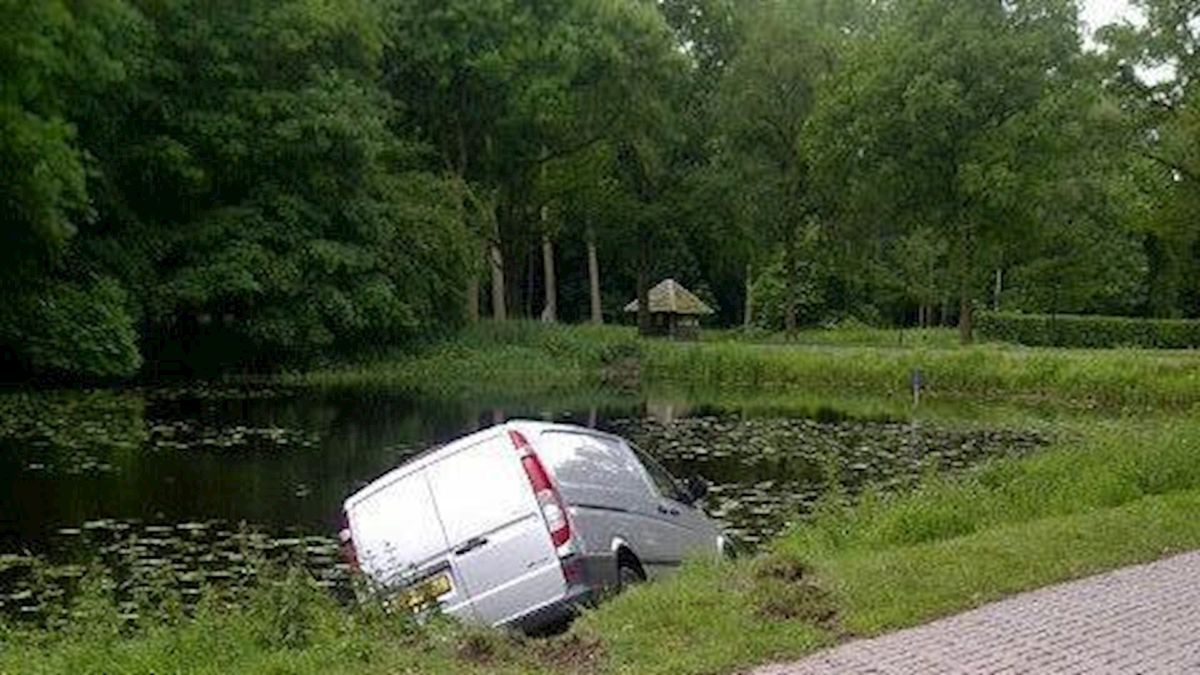 Auto rijdt water in op Ommerschans in Vinkenbuurt