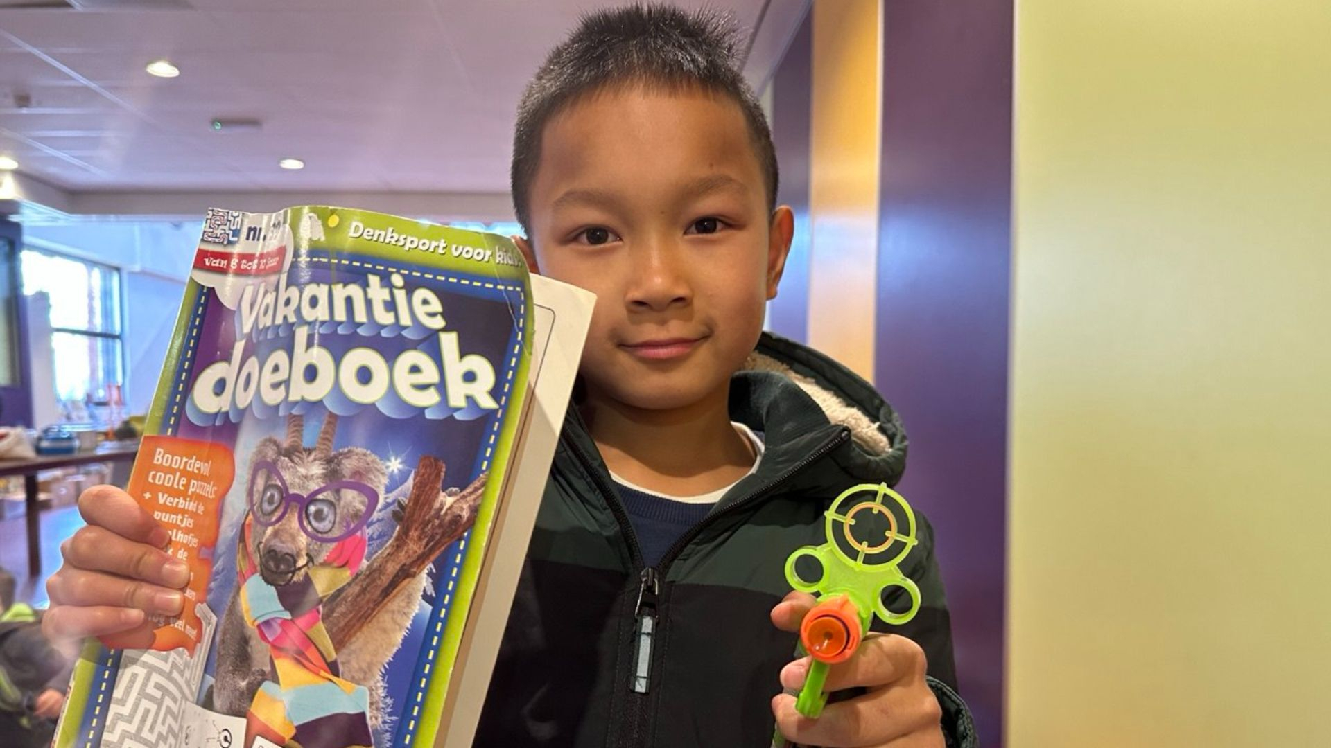 Kanji (9) heeft net zelf cadeautjes uitgezocht bij het weggeeffestival in Arnhem.