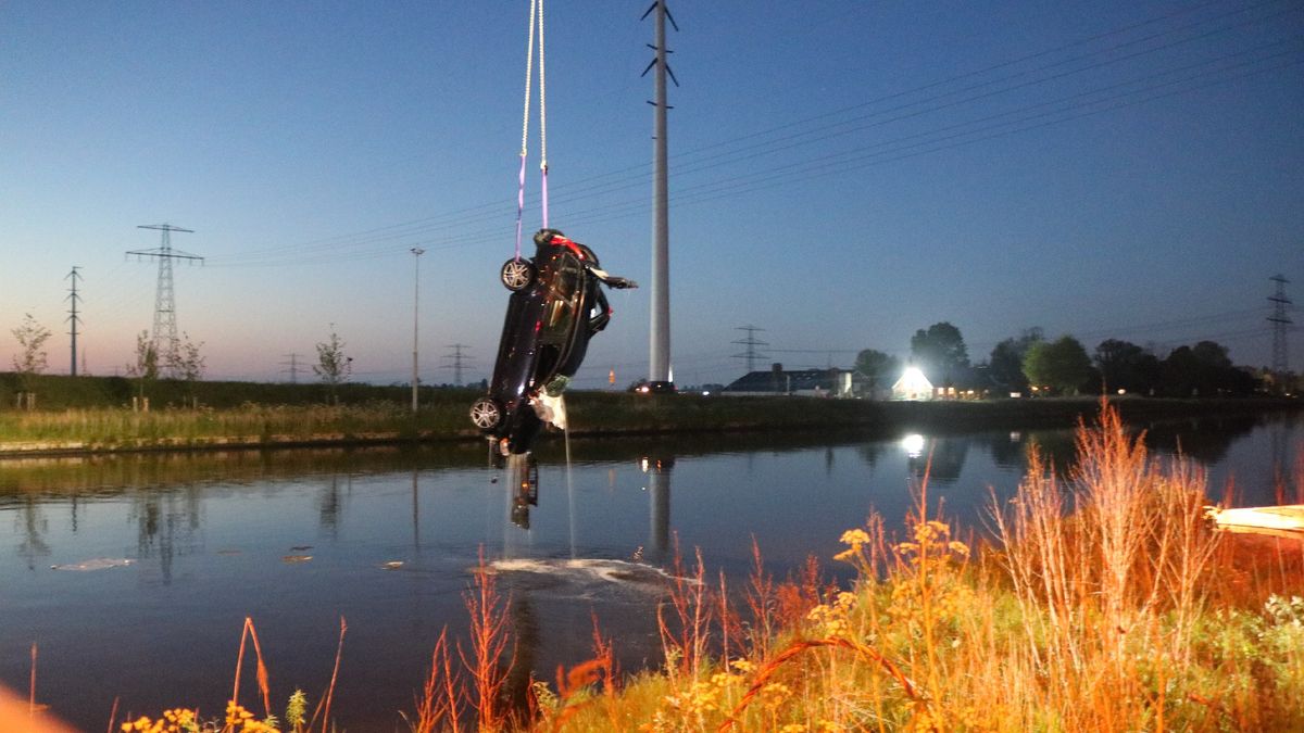 Stuurhut en auto uit water getakeld na aanvaring brug Aduard
