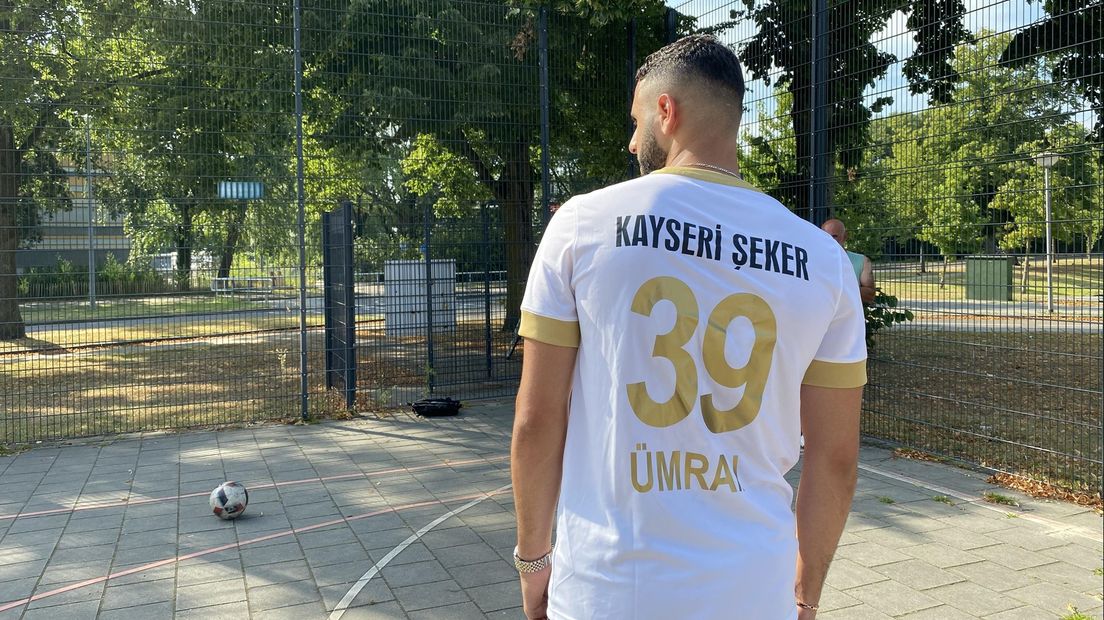 Ümran Zambak in de voetbalkooi in Almelo