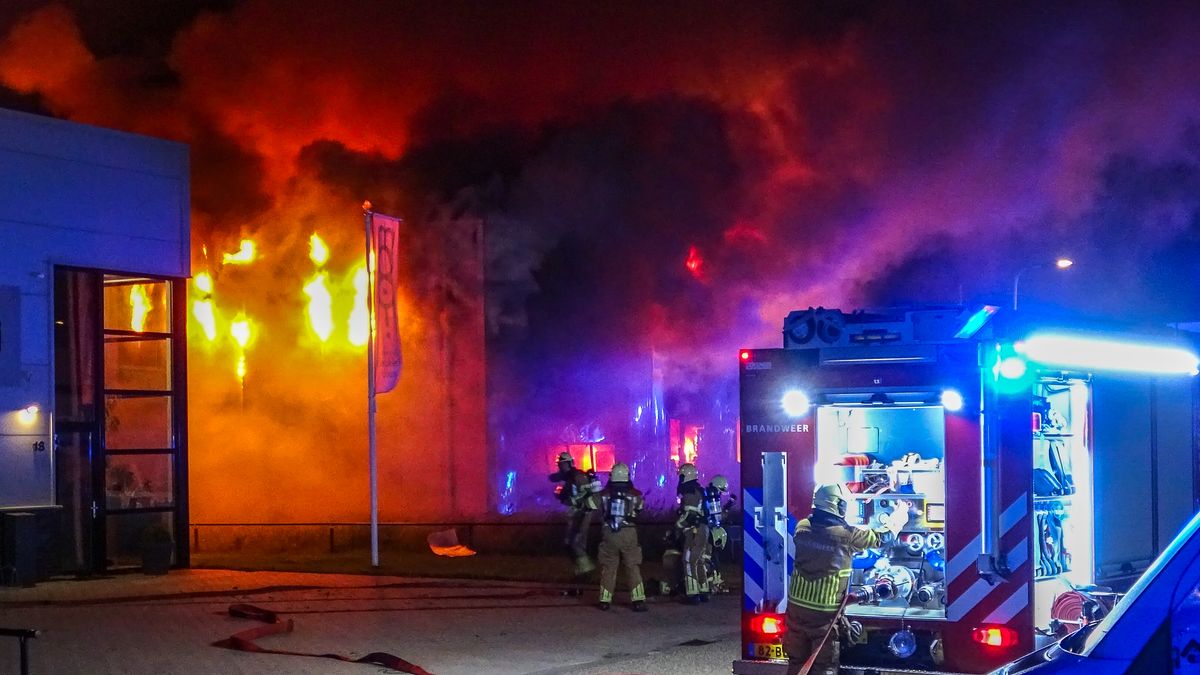 Grote brand treft meubelmakerij in Dokkum: geen gewonden, veel rook over de stad