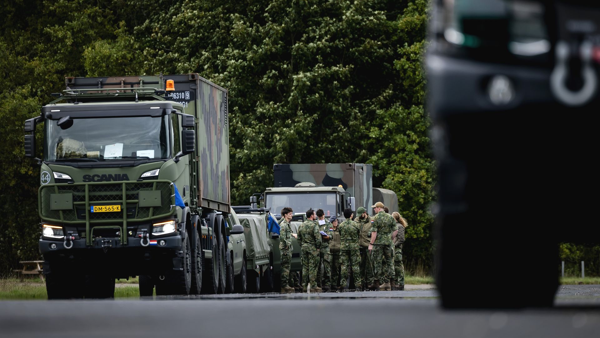 Militaire colonne rijdt dwars door Gelderland