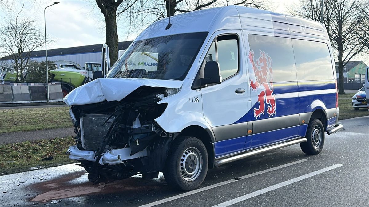 Ongeval met Arriva-buurtbus: weg dicht in Horst