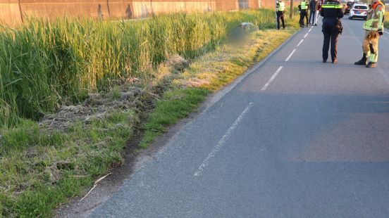Auto in sloot • man rijdt tegen boom