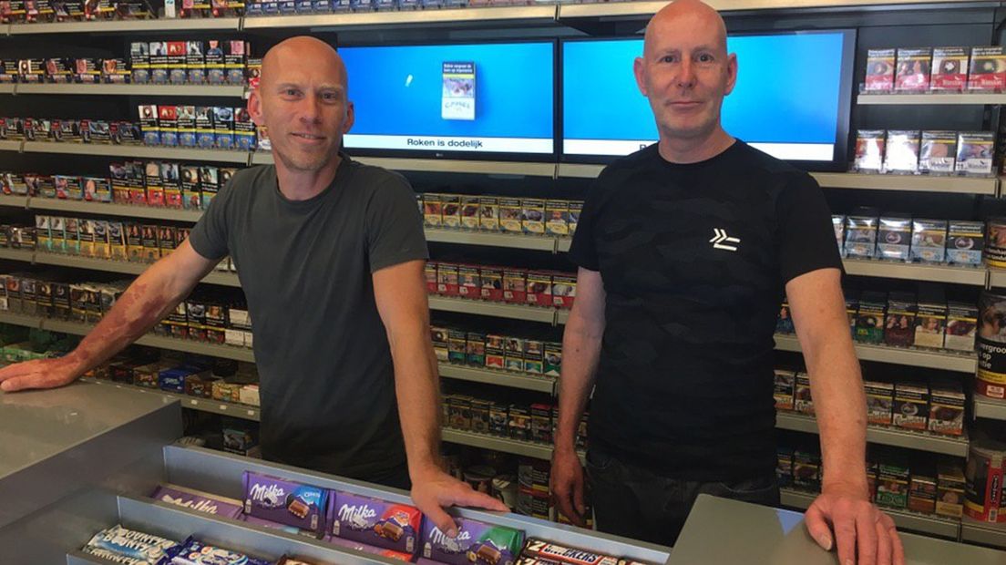 De broers Peter en Jan Knollema van Primera Knollema aan het Wielewaalplein in Groningen.