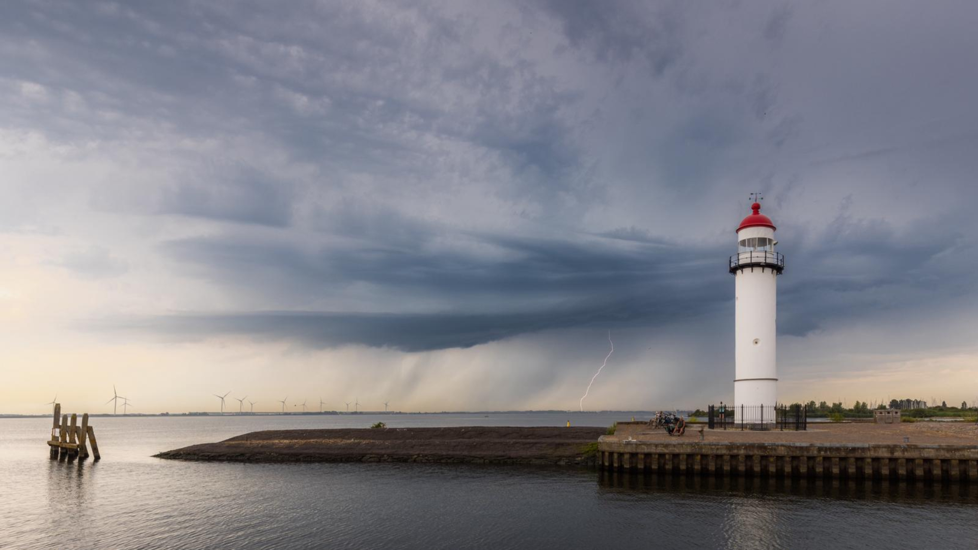 Een onweersbui van zaterdagmiddag boven Hellevoetsluis.