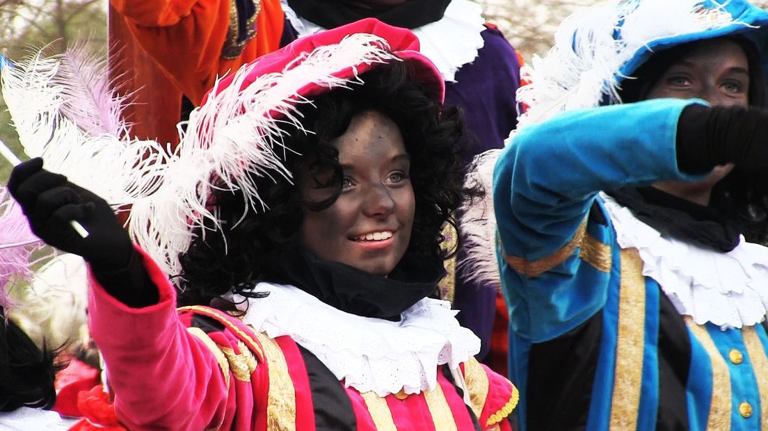 Bij de intocht in Emmen neemt Sinterklaas zwart geschminkte pieten mee. In Assen wordt de goedheiligman vergezeld door roetveegpieten (Rechten: archief RTV Drenthe/Persbureau Meter)