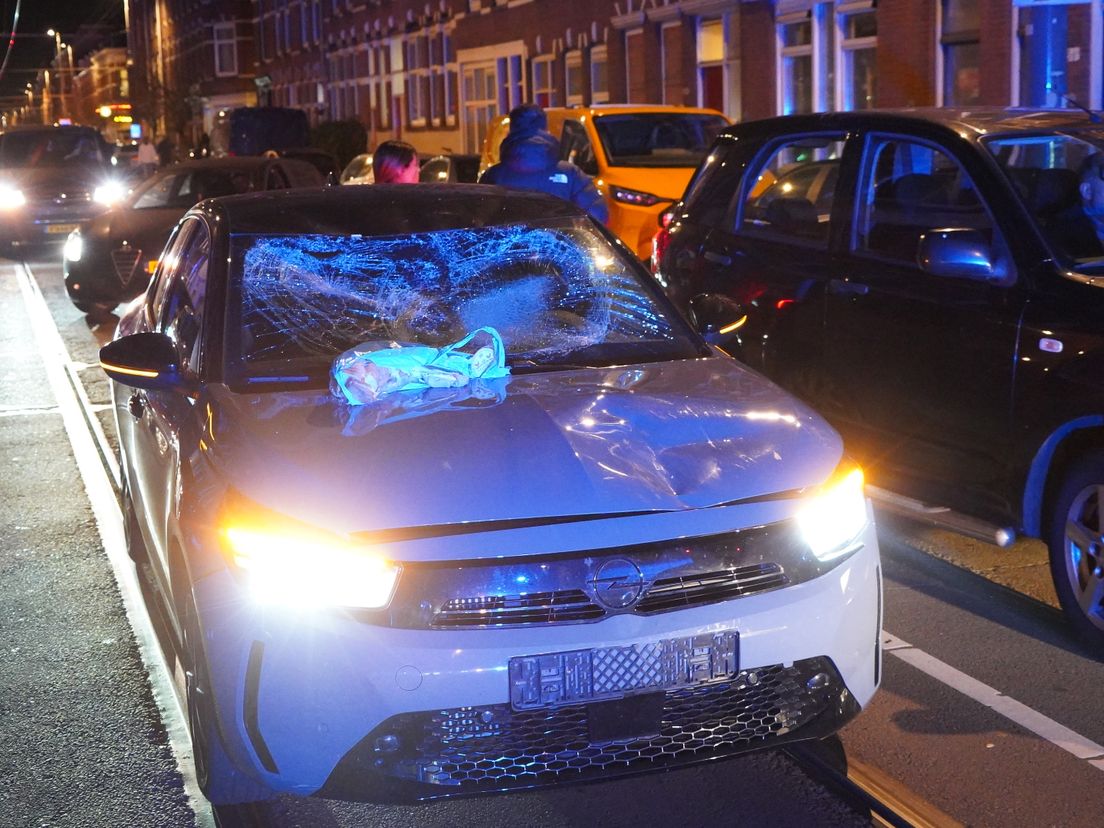 Op de Zaagmolenstraat in Rotterdam is vrijdagavond een aanrijding geweest tussen een voetganger en een auto.