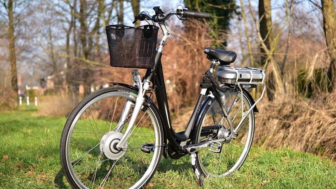 De verzekeringspremie voor e-bikes in steden stijgt dit jaar enorm. Dat meldt vergelijkingssite besteproduct.nl.