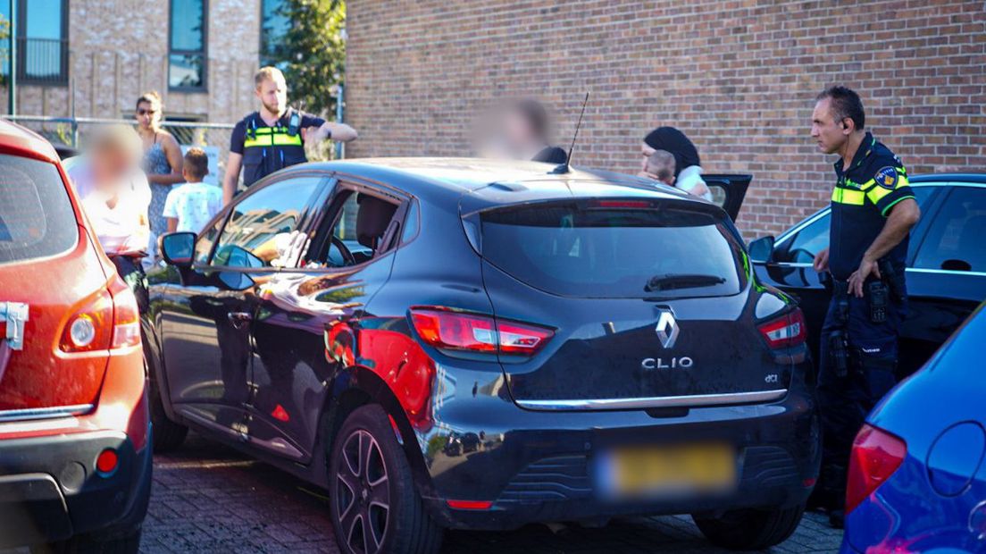De brandweer sloeg in Zutphen een ruit in om de baby te bevrijden.