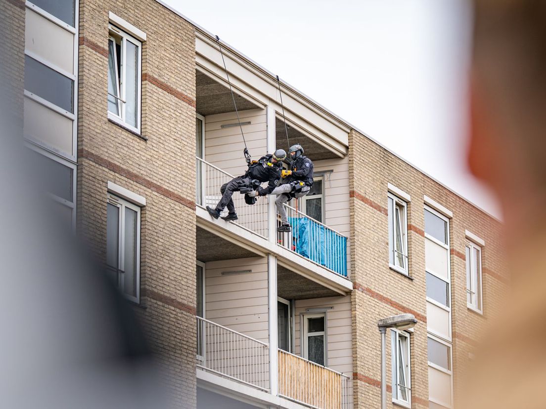 Arrestatieteam in actie in Spijkenisse (Grote Beerstraat)