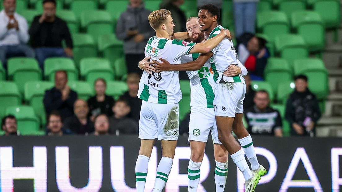 Kevin van Veen omhelst zijn ploeggenoten na een doelpunt