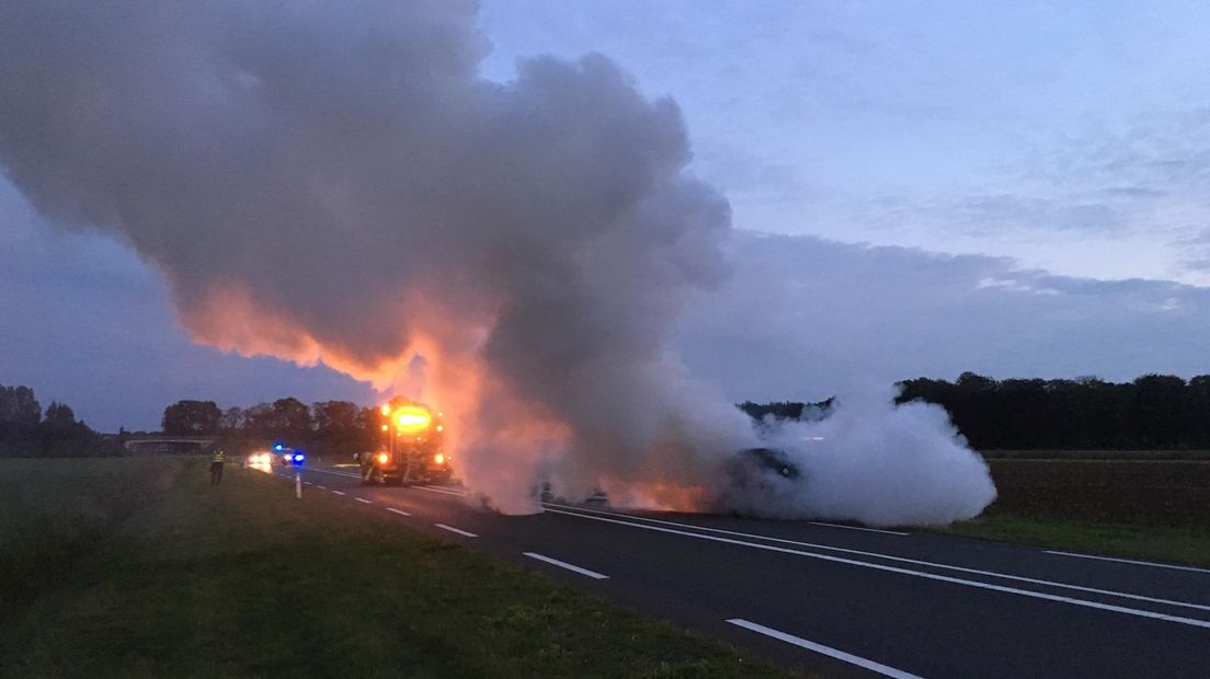 Auto staat in brand op de N348