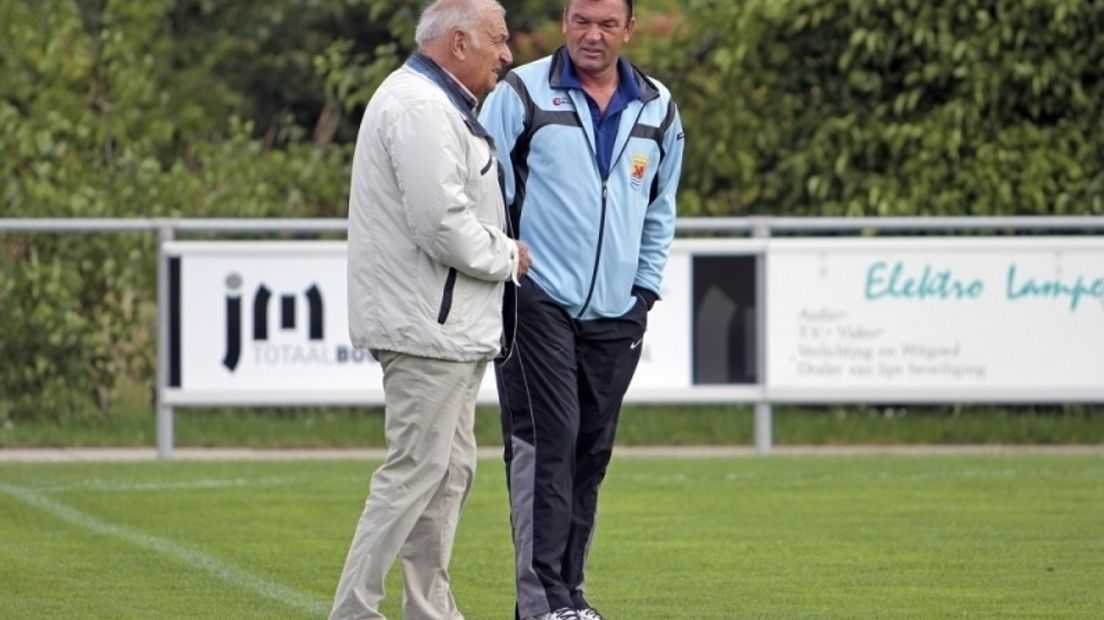 Piet Koster (links) in gesprek met trainer Jos van Belzen