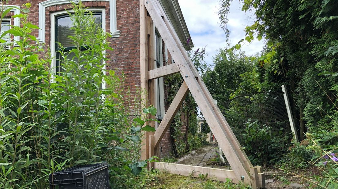 Stutten tegen één van de woningen in Woltersum