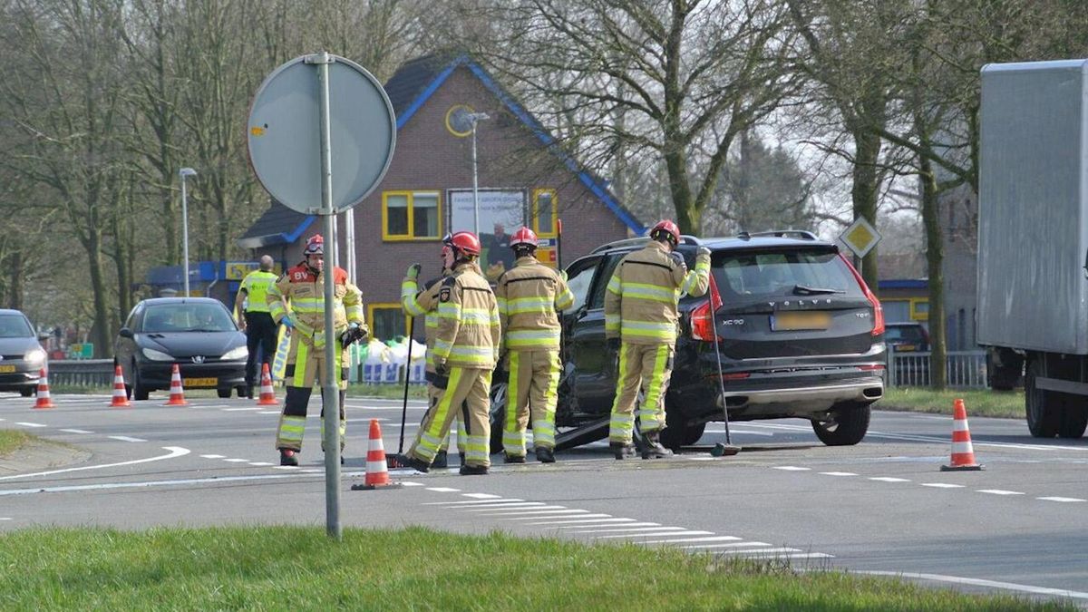 File op N35 na ongeluk met twee auto's bij Laag Zuthem