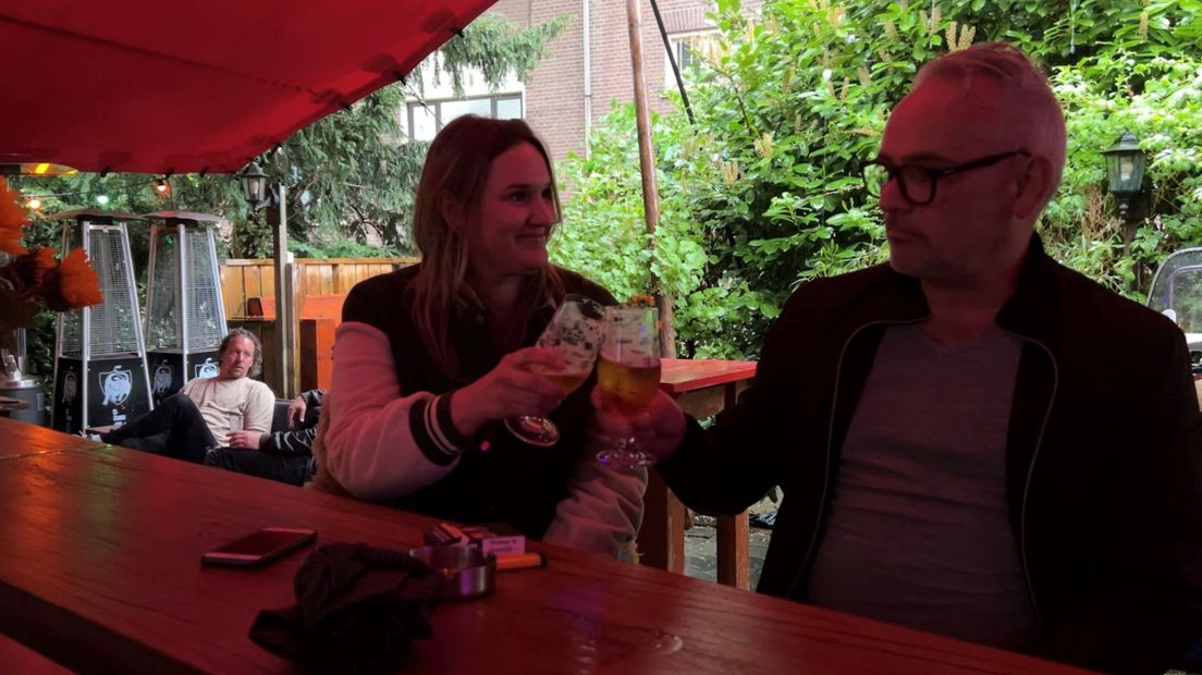 In Amersfoort zoekt het bezoek toevlucht in de tent, en ook daar smaken de biertjes prima.