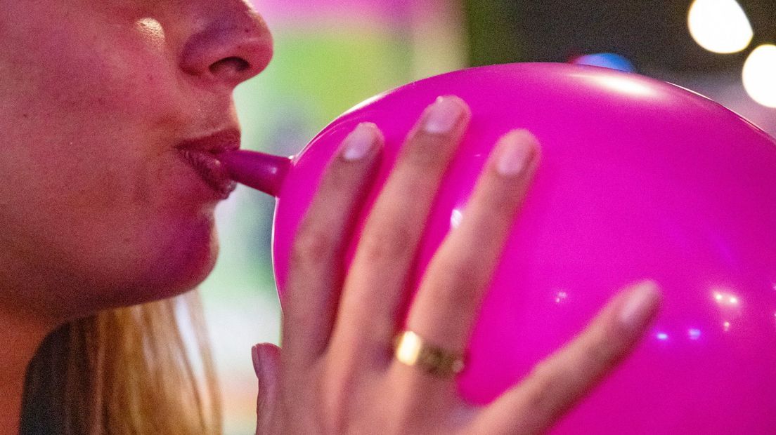 Een vrouw gebruik lachgas