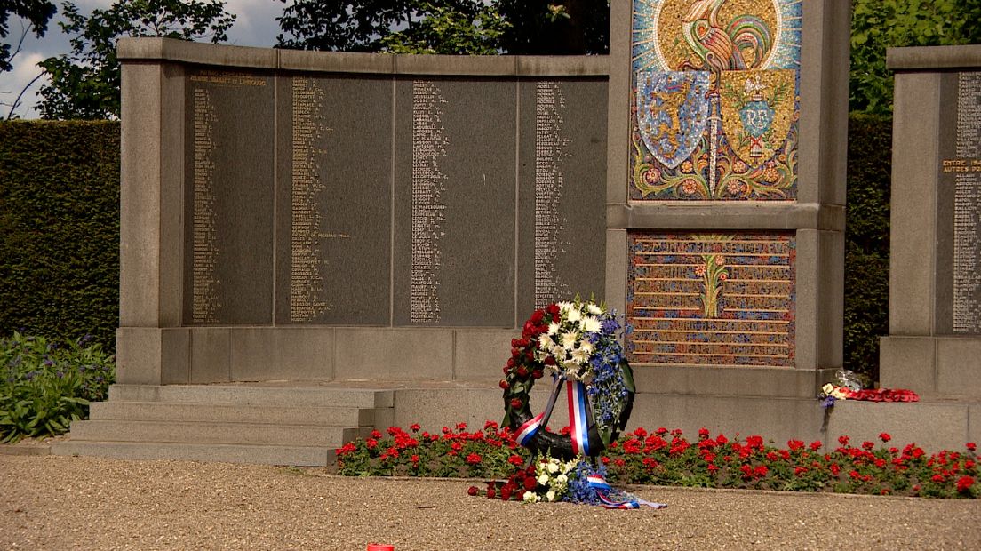 Een krans en een bloemstuk voor de gesneuvelde Franse militairen in Kapelle