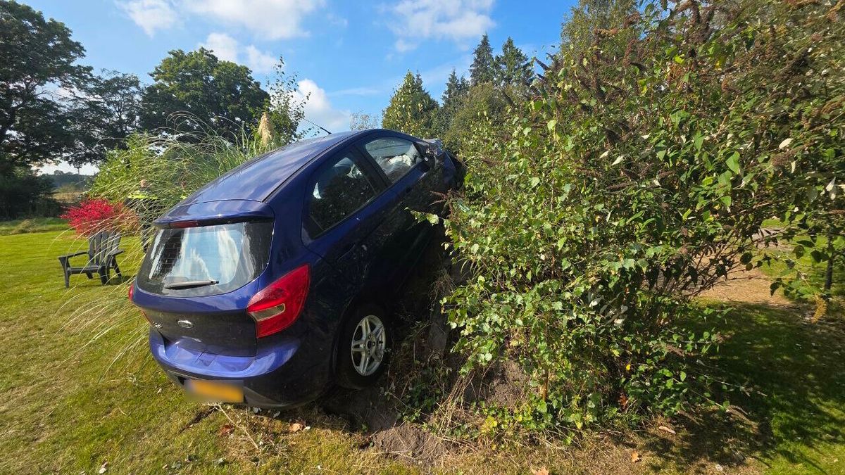 Auto eindigt in tuin na botsing in Grolloo