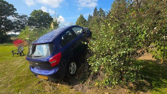 Auto eindigt in tuin na botsing in Grolloo. Auto eindigt in tuin na botsing in Grolloo.