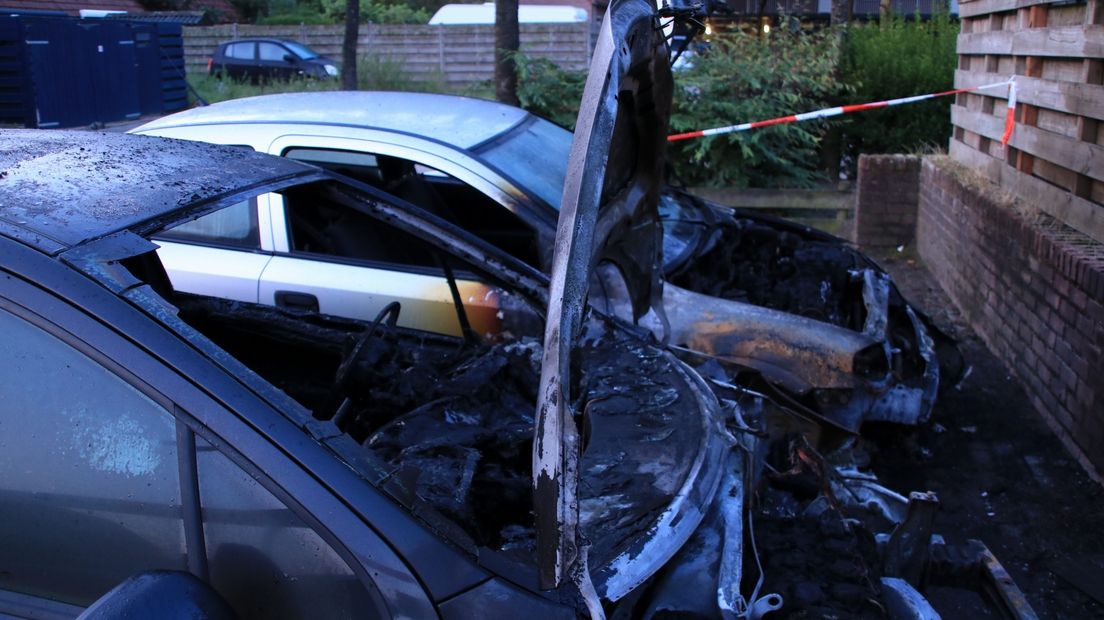 Twee geparkeerde auto's hebben in de nacht van maandag op dinsdag in Ede grote schade opgelopen. De voertuigen stonden aan de Aalbeek.