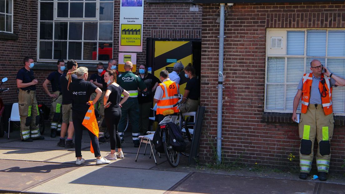 Medewerkers van de GGD moeten buiten wachten tijdens de inspectie van de brandweer.