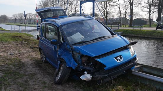 Auto belandt net niet in water na botsing met trekker bij Havelte.