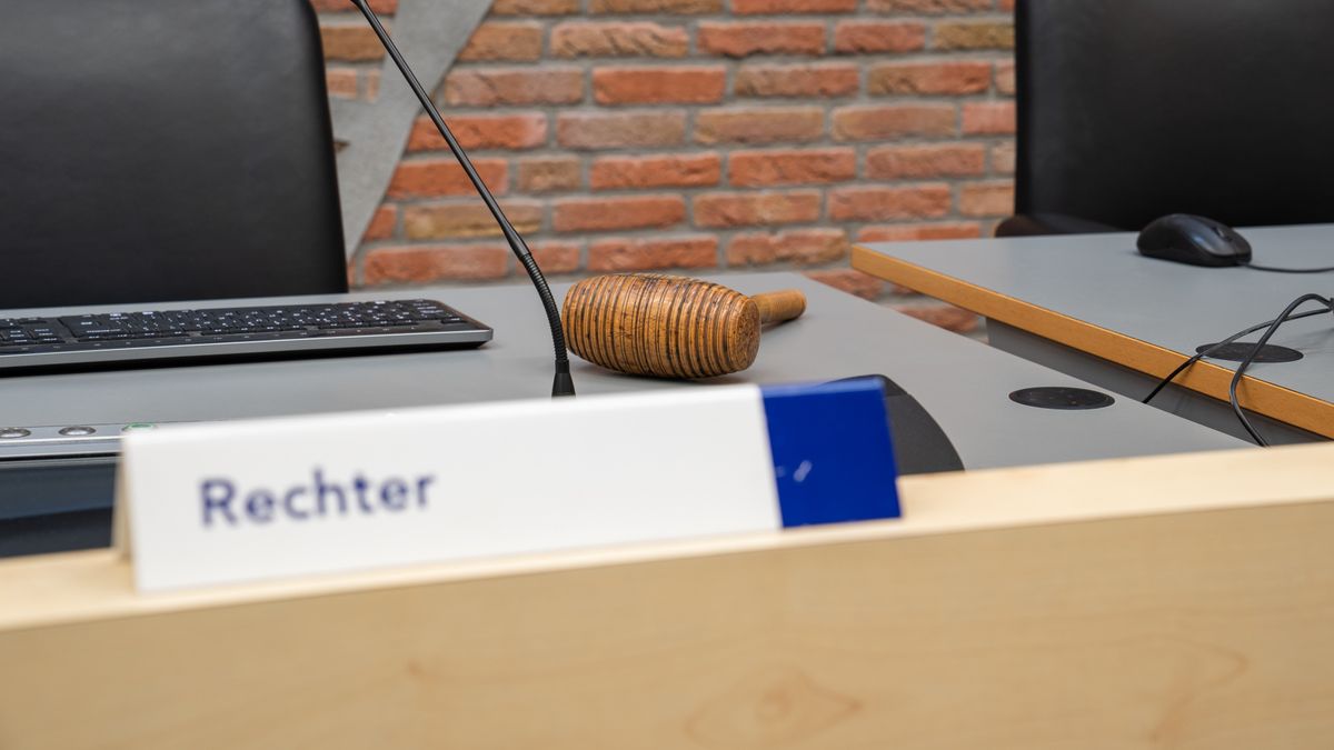 Veroordeelde stampt boos weg na horen straf voor witwassen