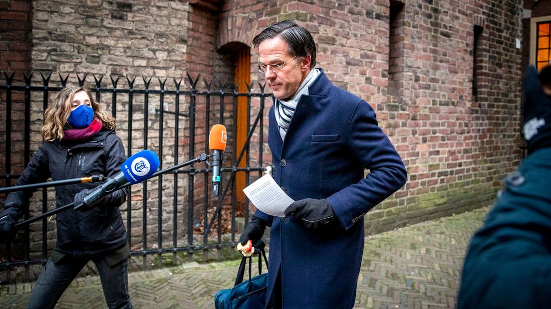 Premier Mark Rutte komt vanochtend aan voor de ministerraad op het Binnenhof.