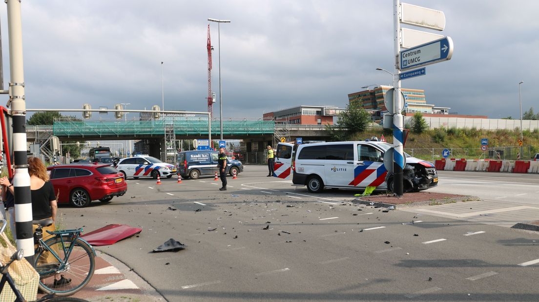 Het politiebusje kwam tegen een bewegwijzeringpaal midden op het kruispunt tot stilstand