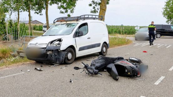 Veel schade en scooterrijder naar ziekenhuis na aanrijding