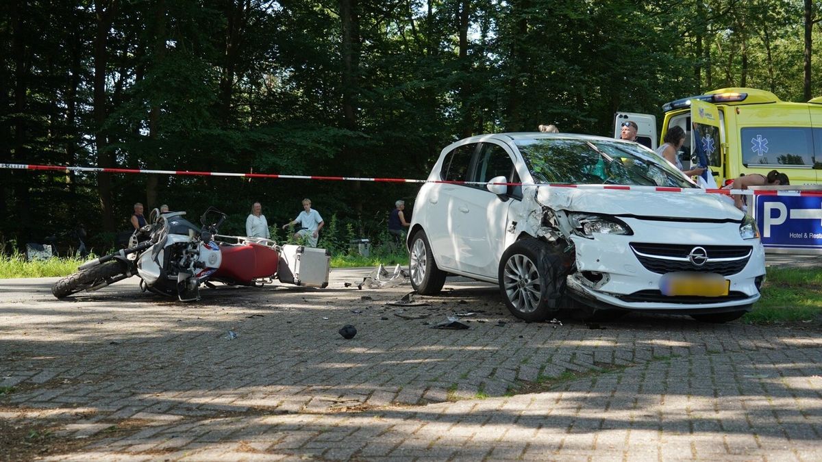 Motorrijder raakt gewond bij botsing met auto in Westerbork