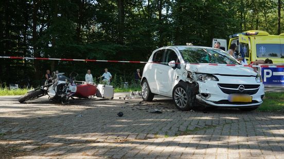 Motorrijder raakt gewond bij botsing met auto in Westerbork. Motorrijder raakt gewond bij botsing met auto in Westerbork.