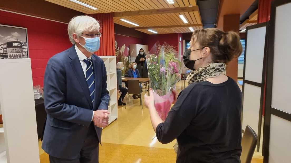 Miljoenste corona-prik in IJsselland. Dat gebeurde in Ommen, locoburgemeester Ko Scheele geeft bloemen