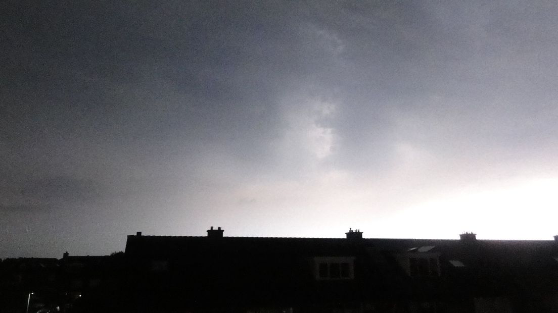 Zoals verwacht trekt er zaterdagavond onweer over Gelderland. Boven Putten heeft het volgens weeramateur Theo van Dalen anderhalf uur 'behoorlijk geonweerd en ook even heel hard gewaaid.' Het onweer trekt zaterdagavond rond 22.30 uur naar het noorden en oosten.