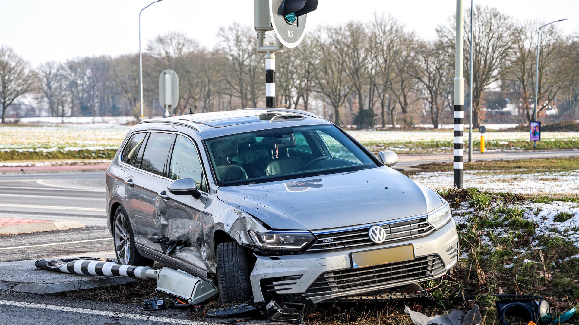 Rondweg Emmen richting N34 dicht na botsing op kruispunt