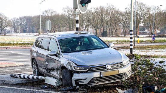 Rondweg Emmen richting N34 dicht na botsing op kruispunt. Rondweg Emmen richting N34 dicht na botsing op kruispunt.