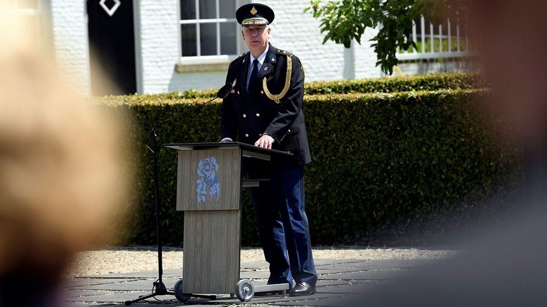 Korpschef Henk van Essen geeft toespraak bij herdenking overleden agenten.