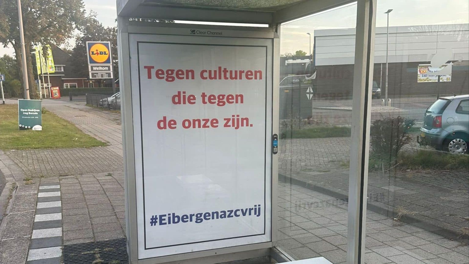 Posters in abri's vorig jaar tegen de opvang van asielzoekers werden na enkele dagen weggehaald.