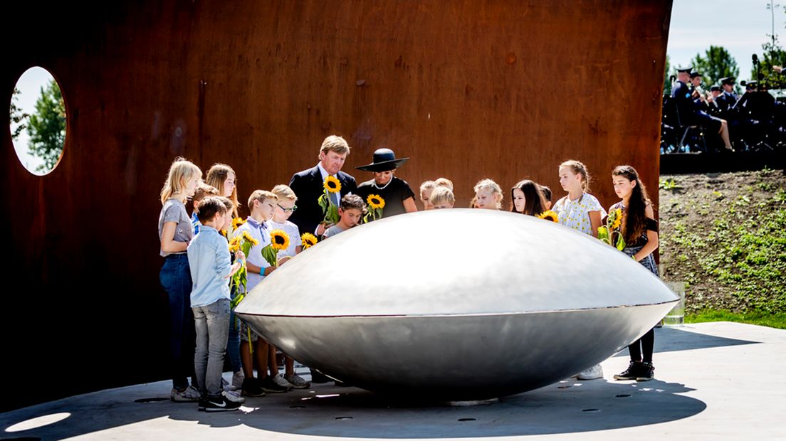 Het koningspaar bij het monument.