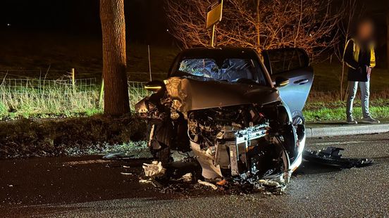 Gewonde bij eenzijdig ongeval • bestelbus rijdt winkel in. Gewonde bij eenzijdig ongeval • bestelbus rijdt winkel in.