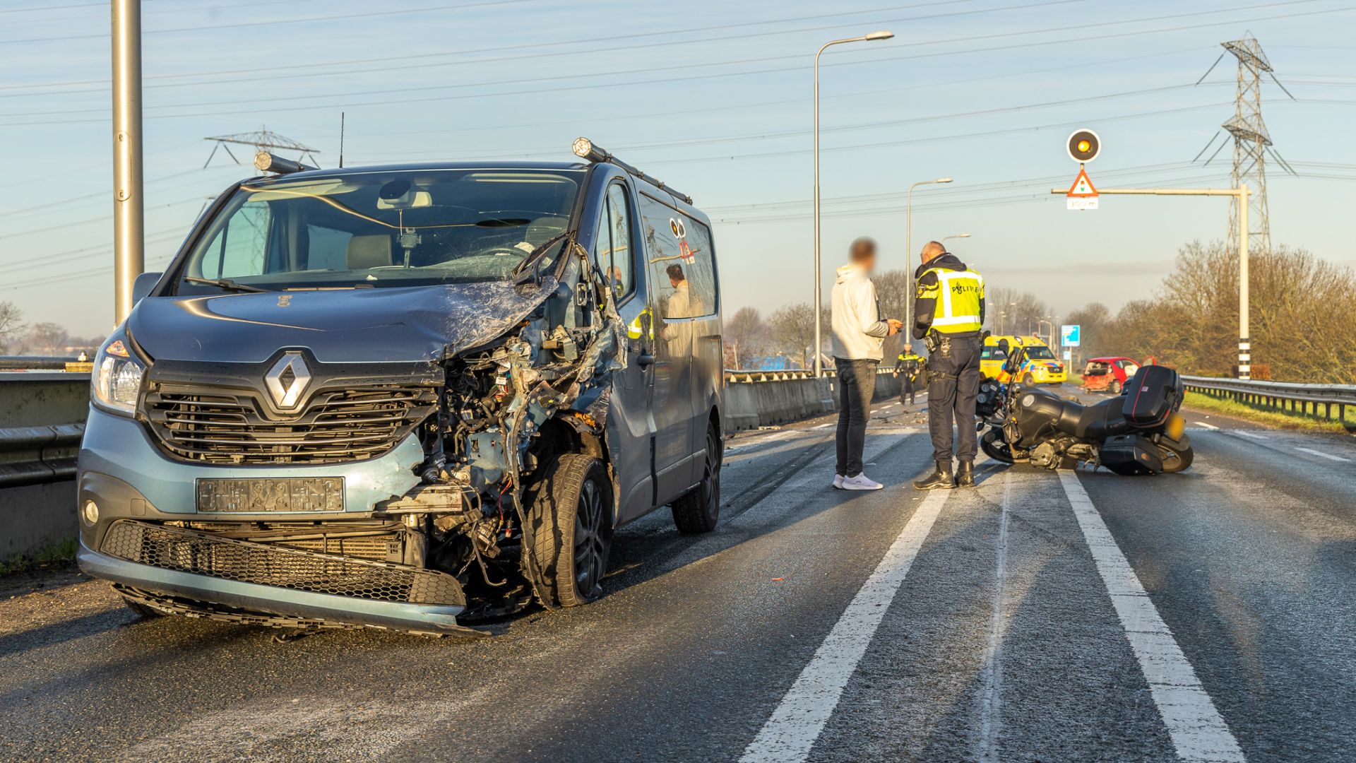 Gladheid leidt tot ongeluk en afsluiting N201.