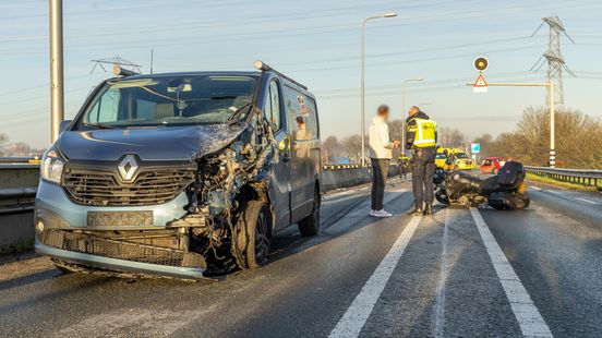 Gladheid leidt tot ongeluk en afsluiting N201. Gladheid leidt tot ongeluk en afsluiting N201.