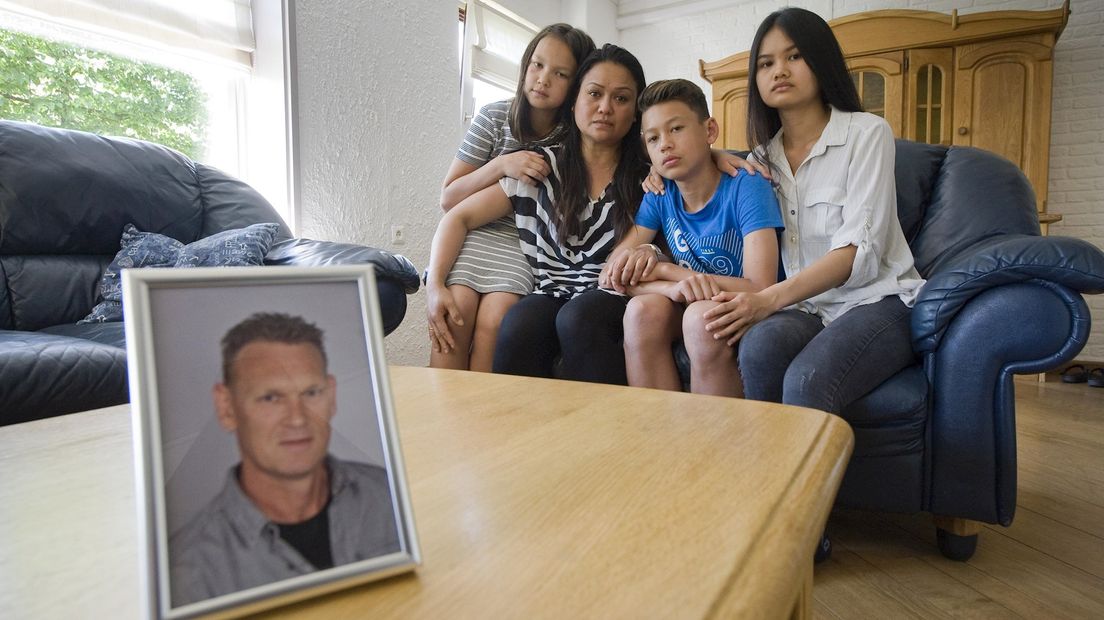 De familie van de vastgehouden zeeman Gert Oonk, met diens portret op de voorgrond