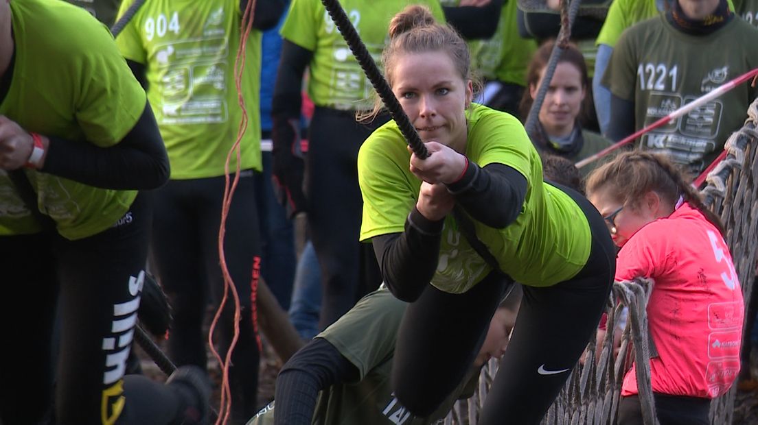 Een recordaantal deelnemers zondag bij de oudste en grootste eendaagse survivalrun van Nederland, in Beltrum. 1375 mensen werkten zich in het zweet; 500 daarvan liepen het lange parcours van 22 kilometer met 62 hindernissen.